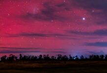 Aurora Australis lights up the night