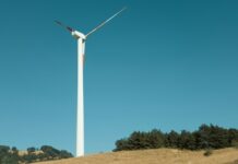 Broken blade at Macintyre wind farm under investigation