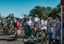 Record field toughs it out