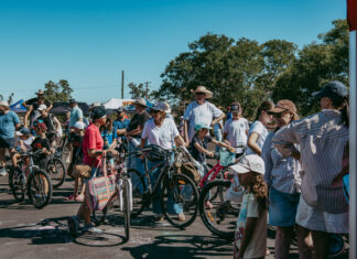 Record field toughs it out